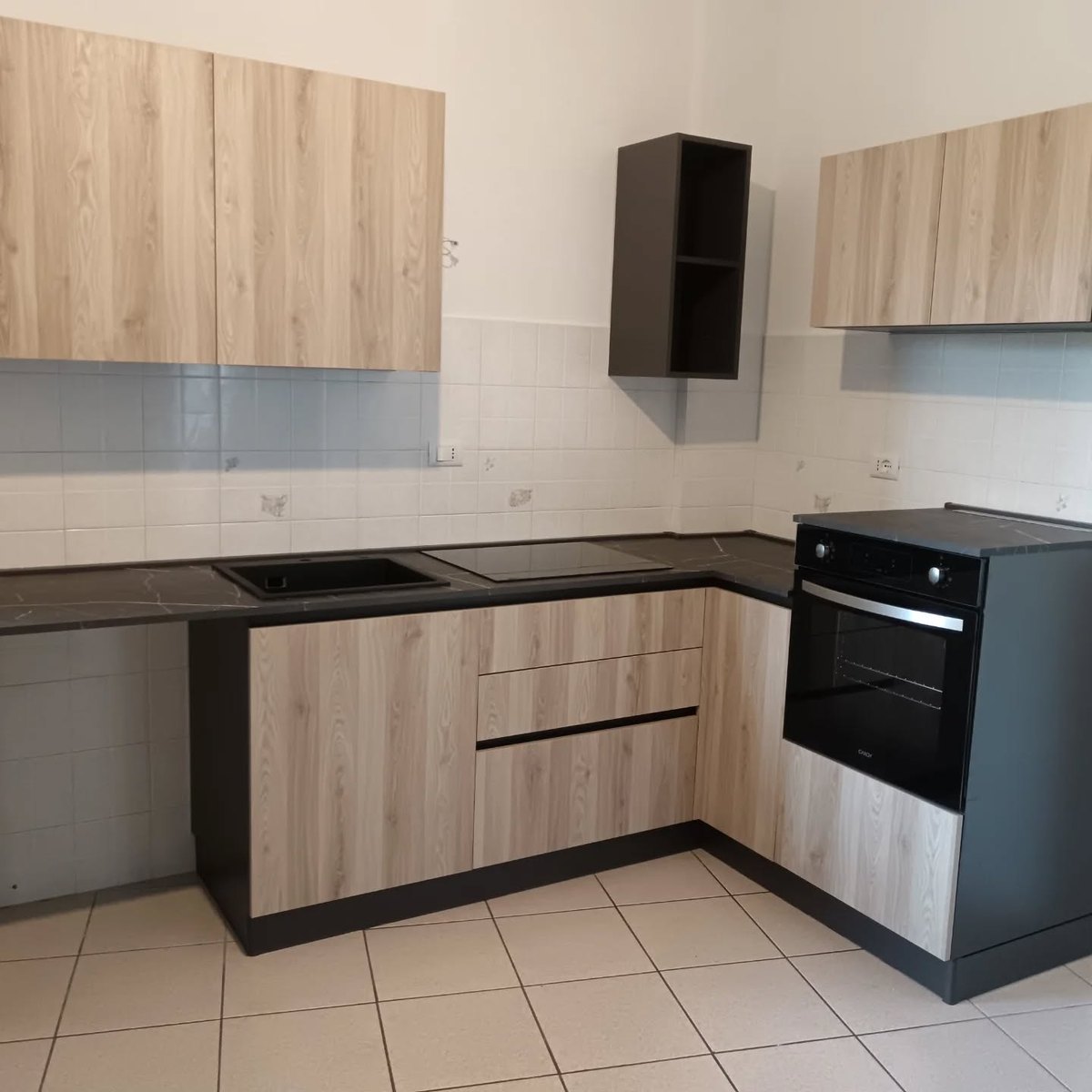 Cucina compatta con tavolo estraibile salvaspazio realizzata su misura per un appartamento a Pinerolo