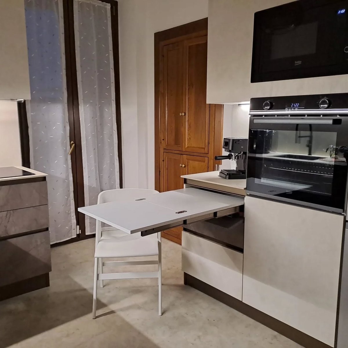 Cucina ad angolo in rovere chiaro appena montata in un'abitazione a Pinerolo