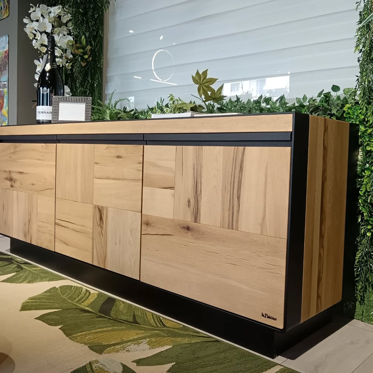 Madia in rovere esposta nello showroom di Lo Stile Arredamenti accanto alle cucine su misura